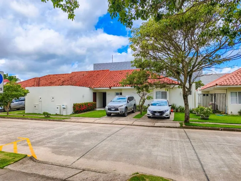 Single-storey house for sale in the Las Palmas II gated community: foto 1 de 12