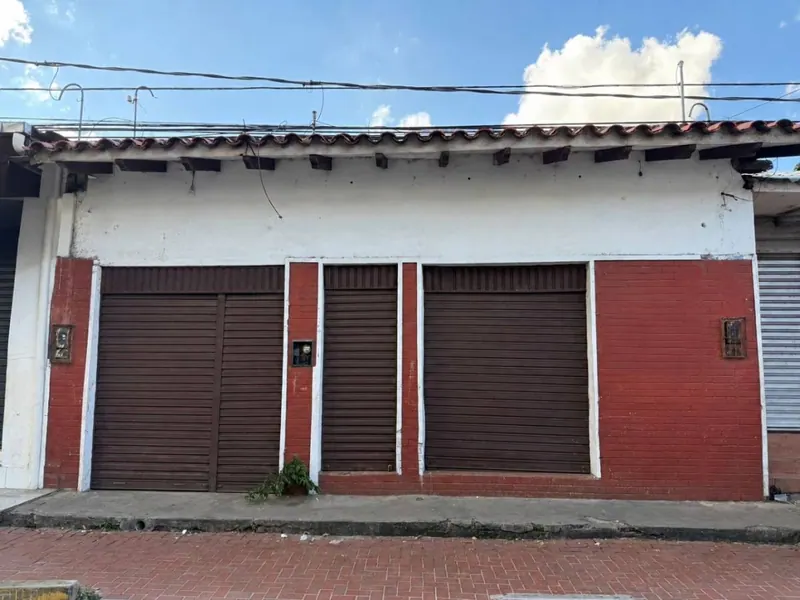 Casa con dos tiendas en venta en el Centro, Mercado Los Pozos