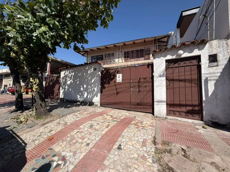 Casa en venta en la Zona Sur, sobre la avenida San Aurelio: foto 1 de 17