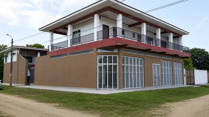 Casa comercial en esquina en venta en la Zona Nor Este