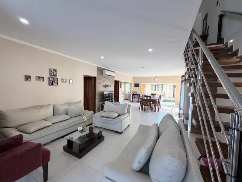 Casa en venta en Cotoca de 3 dormitorios y 310 m² construidos: foto 1 de 21