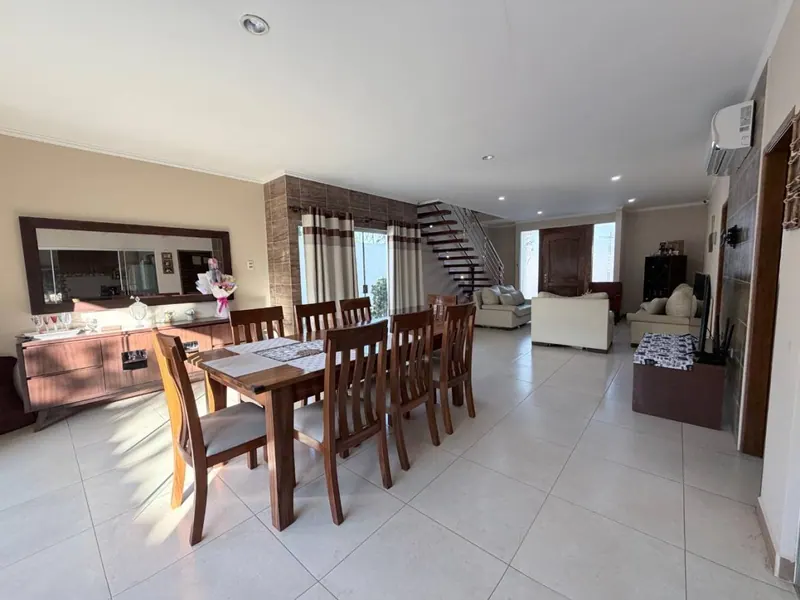 Casa en venta en Cotoca de 3 dormitorios y 310 m² construidos: foto 4 de 21