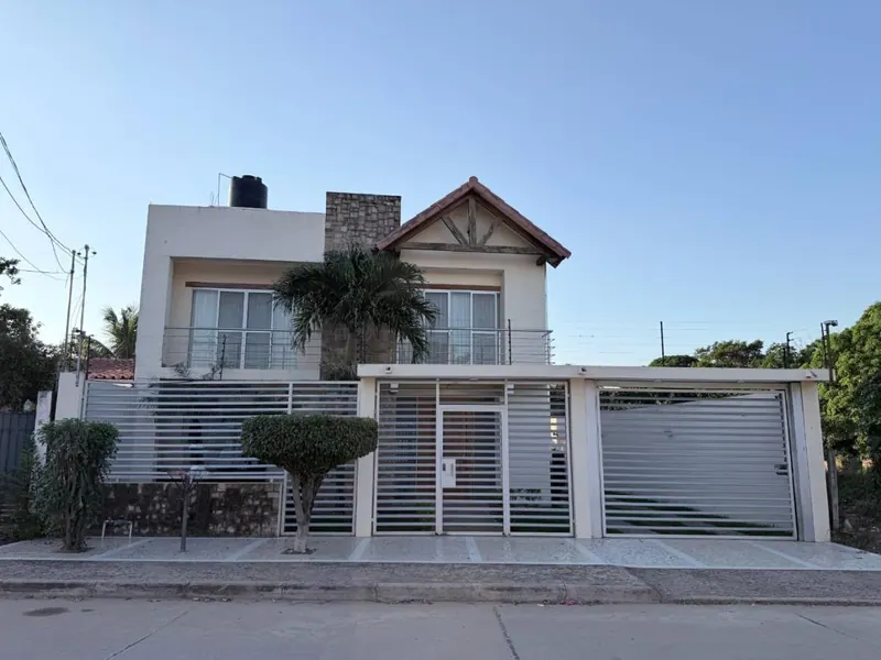 Casa en venta en Cotoca de 3 dormitorios y 310 m² construidos: foto 20 de 21