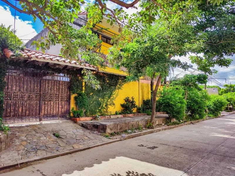 Casa de uso comercial en venta a media cuadra de la av. Piraí: foto 1 de 11