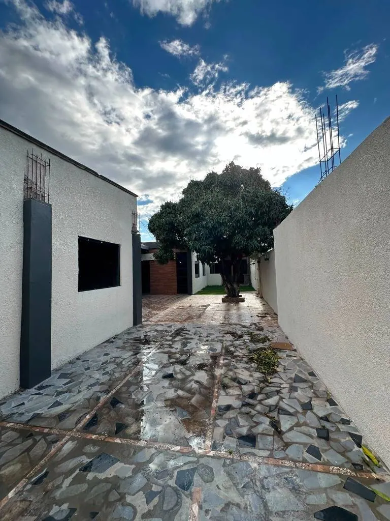 Casa comercial de 5 dormitorios en venta en la Zona Norte: foto 2 de 30