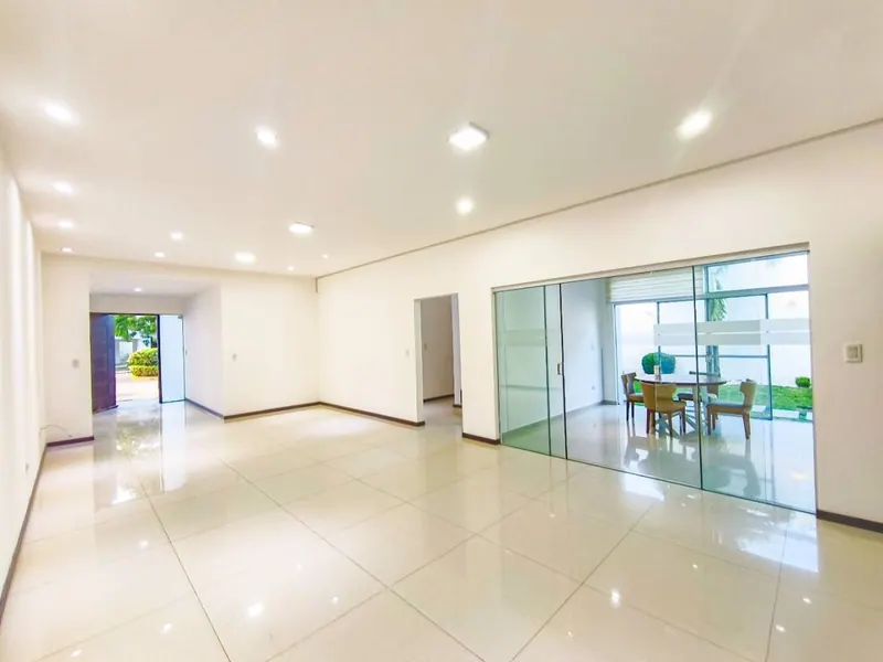 2-storey house for sale in the Jardines del Norte IV gated community: foto 1 de 24