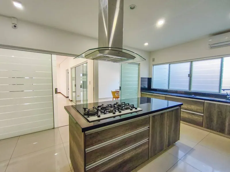 2-storey house for sale in the Jardines del Norte IV gated community: foto 5 de 24
