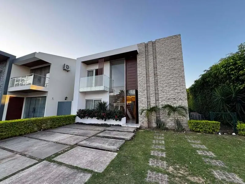 House with pool for sale in the Le Parc Costanera gated community: foto 1 de 27