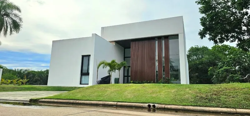 Casa amoblada en venta en el Urubó, condominio Villa Real: foto 1 de 25