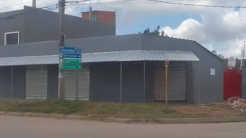 Casa comercial con 4 tiendas en venta en la Zona Este: foto 1 de 3
