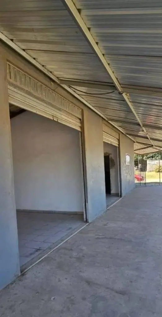 Casa comercial con 4 tiendas en venta en la Zona Este: foto 2 de 3