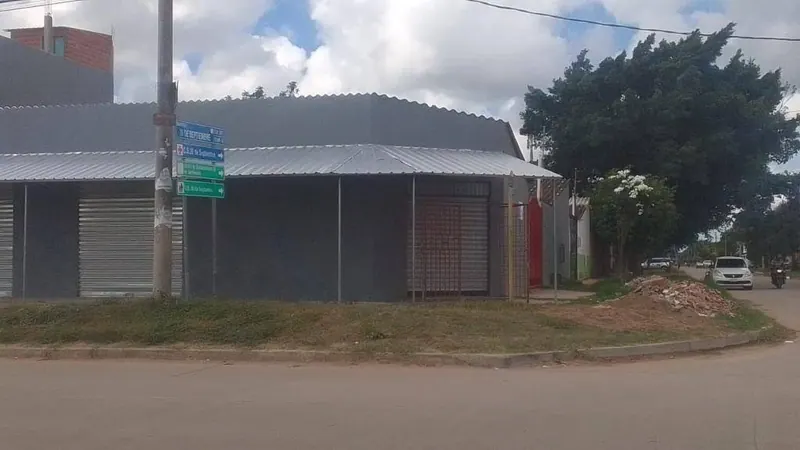 Casa comercial con 4 tiendas en venta en la Zona Este: foto 3 de 3