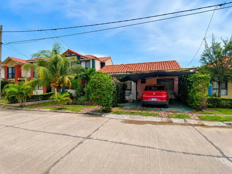 Casa en condominio en venta en Warnes, 3 dormitorios