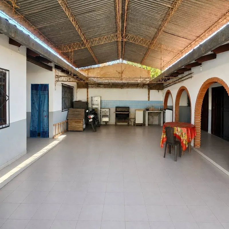 Casa en venta en la Zona Este, frente al parque industrial