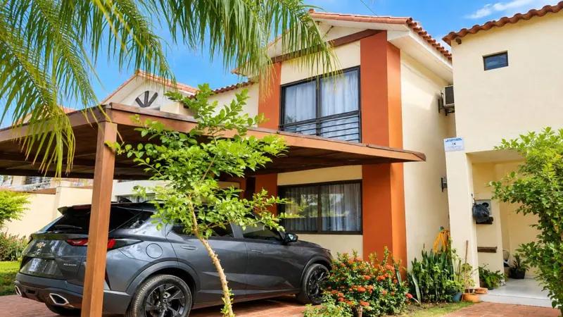 Casa de 3 dormitorios en venta en Warnes, condominio Las Orquídeas: foto 1 de 6