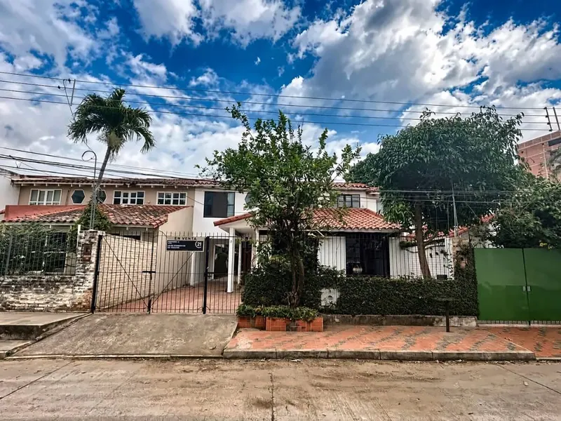 Casa en venta en la Urbanización Jorori, Av. Banzer y 5to anillo