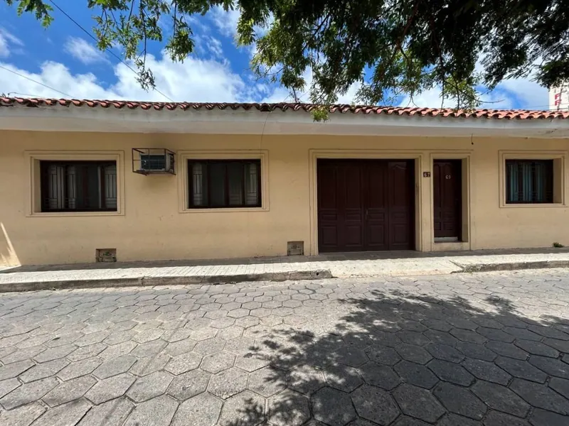 Casa de 4 dormitorios en venta en el Centro, con oficina a la calle