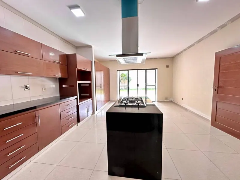 Casa de 5 dormitorios en venta en la Zona Norte, 3er anillo: foto 4 de 14