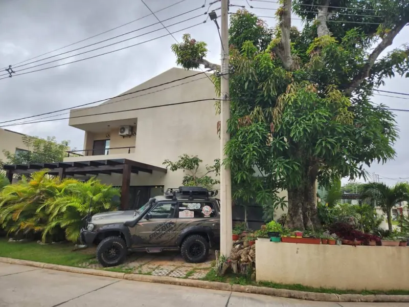 Corner house for sale in the Parques III gated community, Urubó: foto 1 de 25