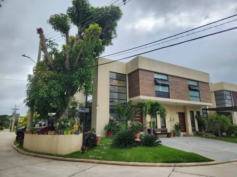 Corner house for sale in the Parques III gated community, Urubó: foto 8 de 25