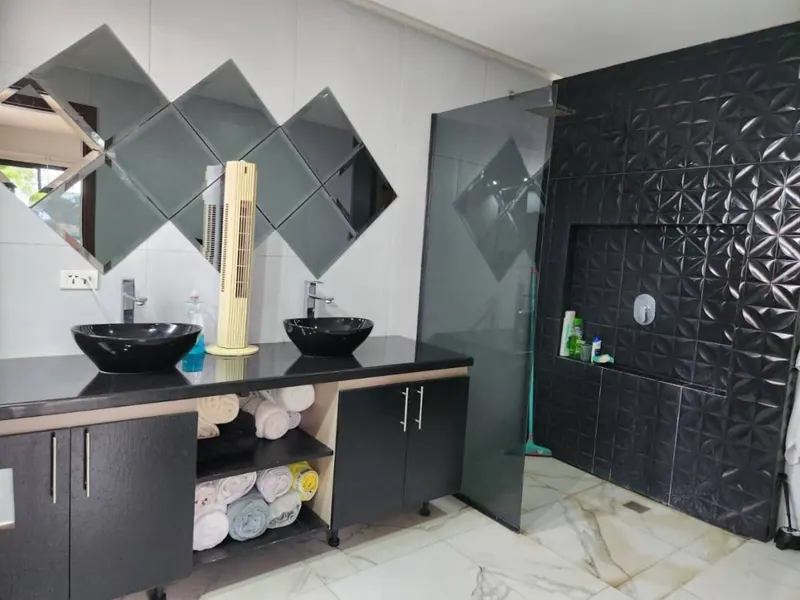 Corner house for sale in the Parques III gated community, Urubó: foto 18 de 25