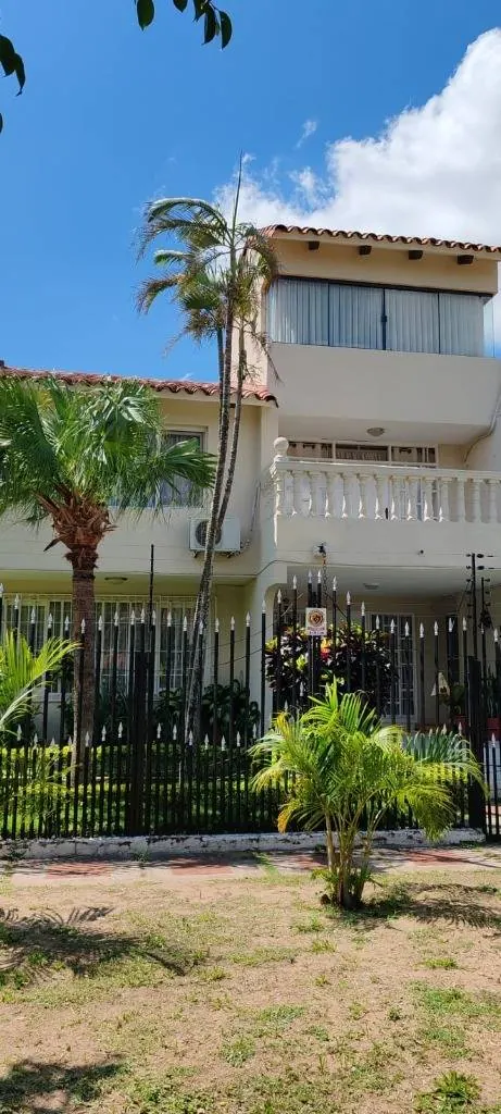 Casa de 4 dormitorios en alquiler en el barrio Urbari, Zona Oeste