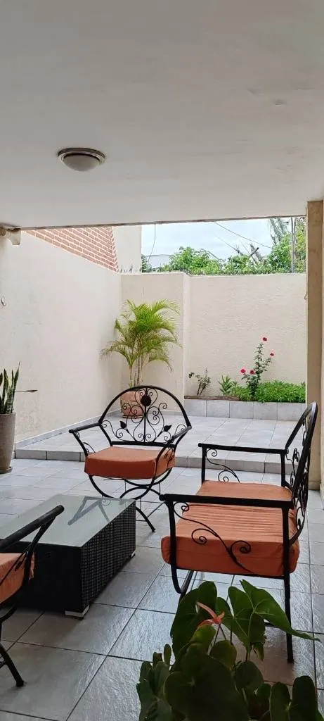 Casa de 4 dormitorios en alquiler en el barrio Urbari, Zona Oeste: foto 3 de 11