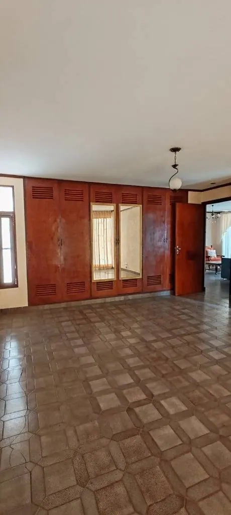 Casa de 4 dormitorios en alquiler en el barrio Urbari, Zona Oeste: foto 7 de 11