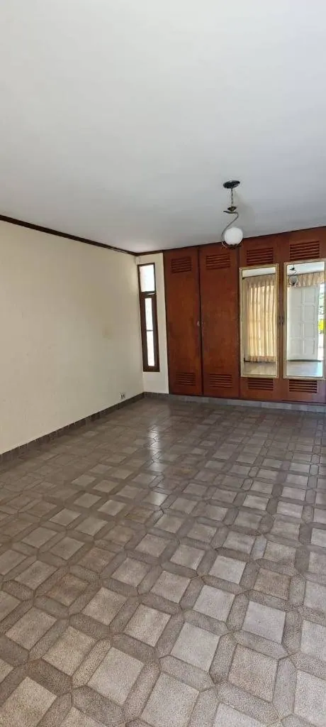 Casa de 4 dormitorios en alquiler en el barrio Urbari, Zona Oeste: foto 8 de 11
