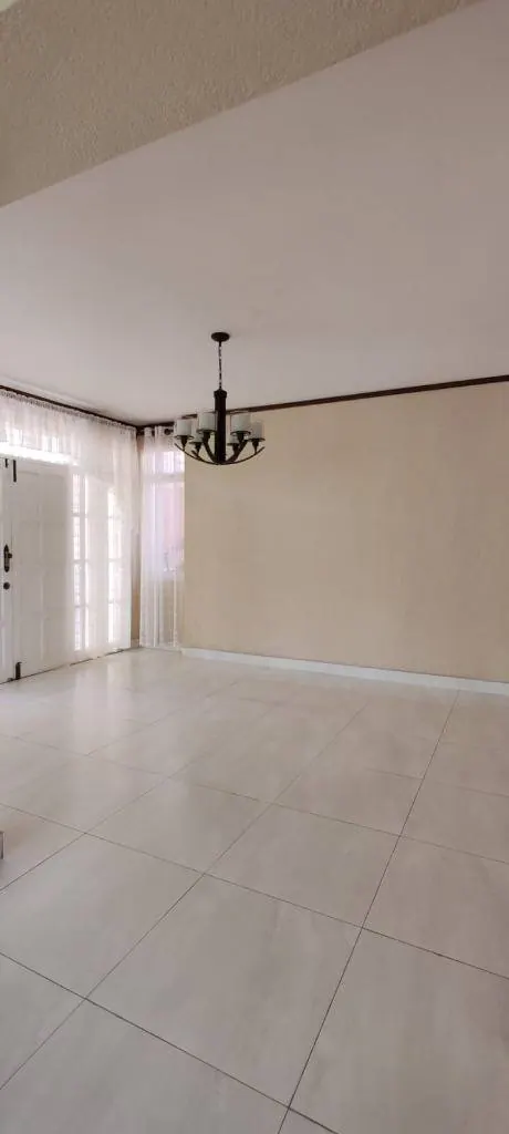 Casa de 4 dormitorios en alquiler en el barrio Urbari, Zona Oeste: foto 9 de 11