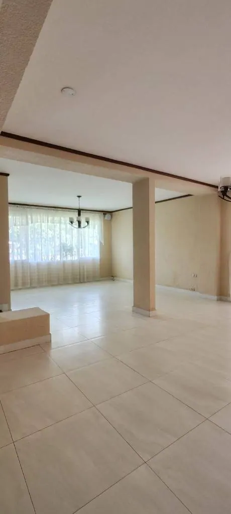 Casa de 4 dormitorios en alquiler en el barrio Urbari, Zona Oeste: foto 10 de 11