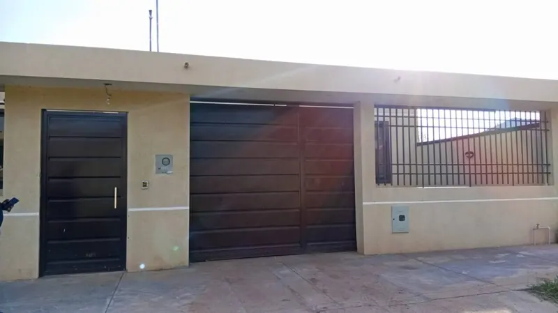 Casa de 3 dormitorios con piscina en venta en Cotoca, km 17,5