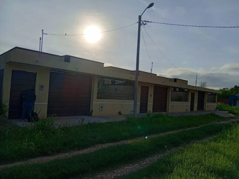Casa de 3 dormitorios con piscina en venta en Cotoca, km 17,5: foto 2 de 5