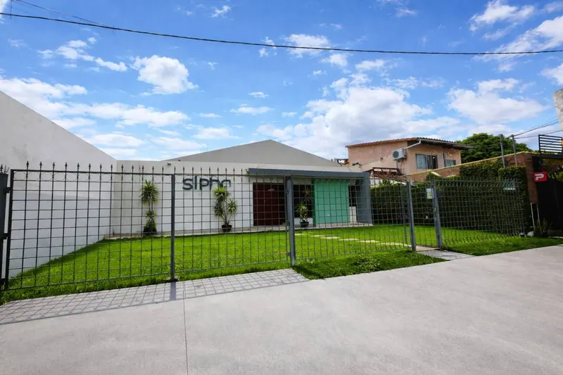 Casa en venta sobre la Av. Irala, dos frentes y uso comercial: foto 1 de 14