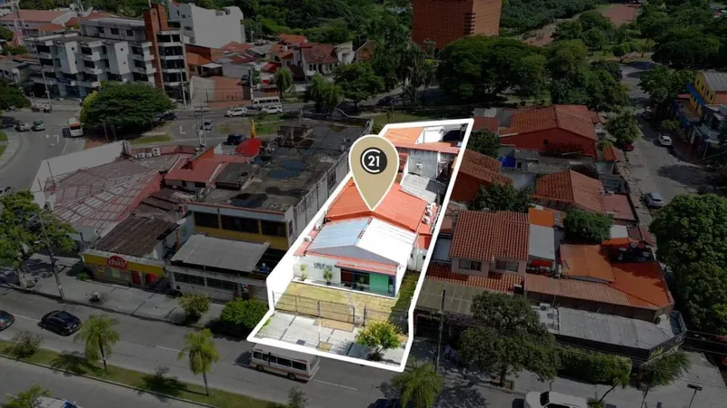 Casa en venta sobre la Av. Irala, dos frentes y uso comercial: foto 3 de 14