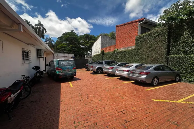 Casa en venta sobre la Av. Irala, dos frentes y uso comercial: foto 4 de 14
