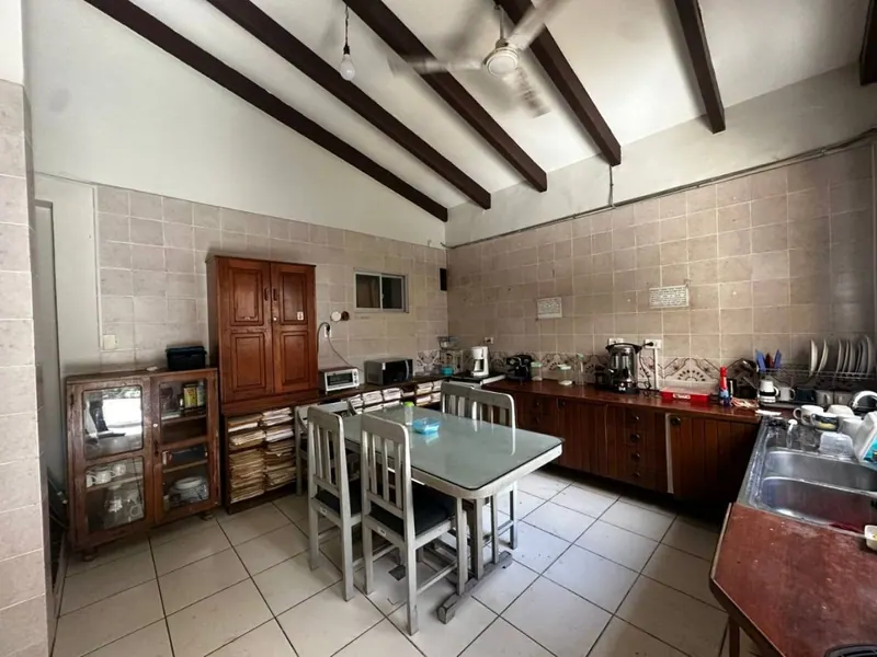 Casa en venta sobre la Av. Irala, dos frentes y uso comercial: foto 5 de 14