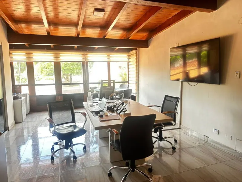 Casa en venta sobre la Av. Irala, dos frentes y uso comercial: foto 6 de 14