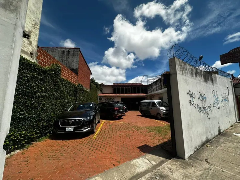 Casa en venta sobre la Av. Irala, dos frentes y uso comercial: foto 8 de 14