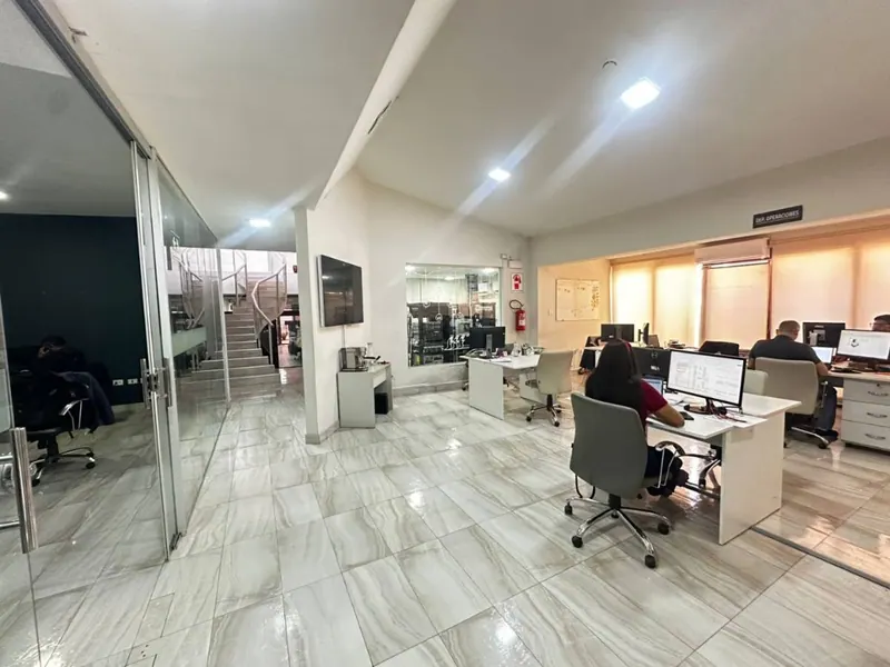 Casa en venta sobre la Av. Irala, dos frentes y uso comercial: foto 11 de 14