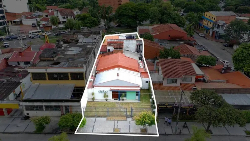 Casa en venta sobre la Av. Irala, dos frentes y uso comercial: foto 14 de 14