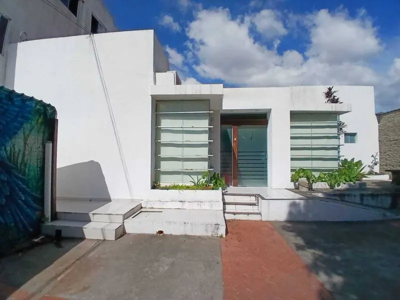 House with dental clinic for sale in El Trompillo, South Zone