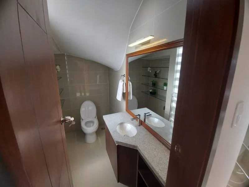 Casa de 4 dormitorios en venta en la Av. Banzer Km 9, Zona Norte: foto 1 de 12