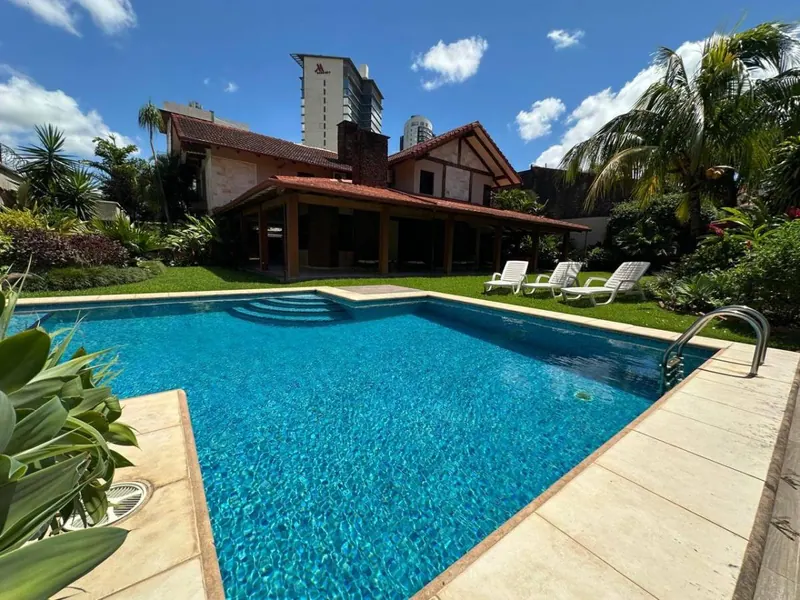 Casa en esquina en venta en Equipetrol, terreno de 845,56 m²