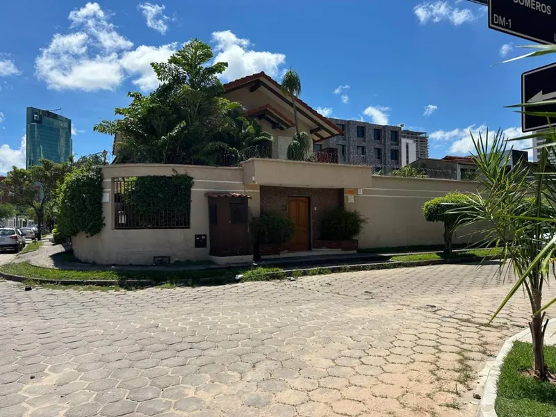 Corner house for sale in Equipetrol, 845.56 m² lot: foto 2 de 9