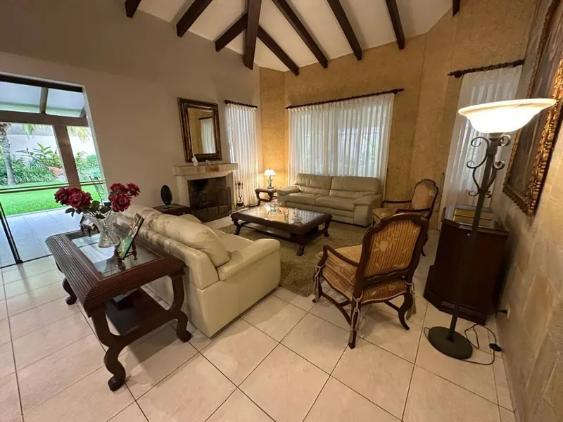 Corner house for sale in Equipetrol, 845.56 m² lot: foto 4 de 9