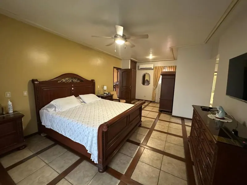 Corner house for sale in Equipetrol, 845.56 m² lot: foto 5 de 9