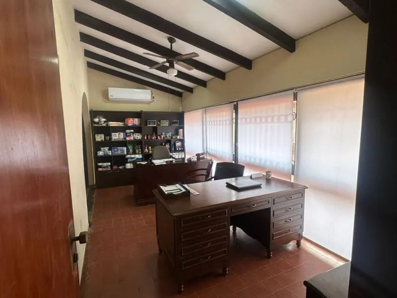 House for sale in Equipetrol, Los Nogales street, 450 m²: foto 2 de 12
