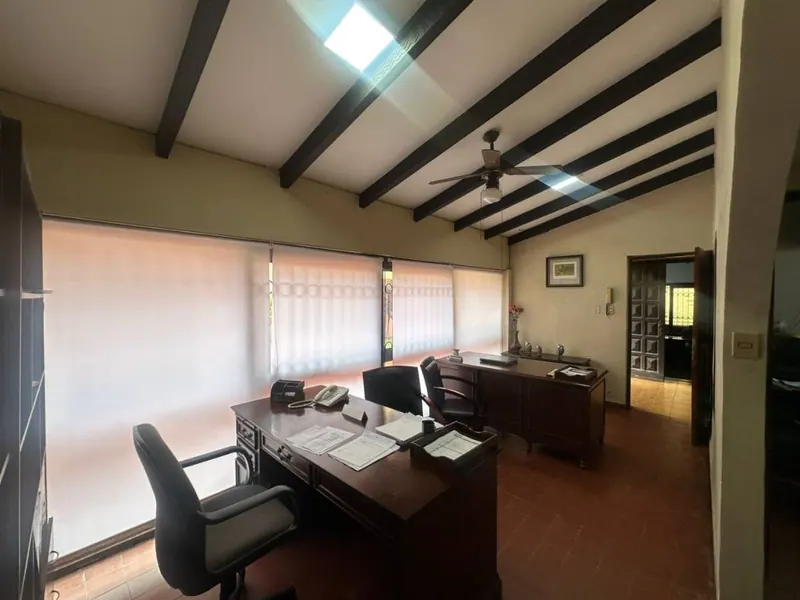 House for sale in Equipetrol, Los Nogales street, 450 m²: foto 3 de 12