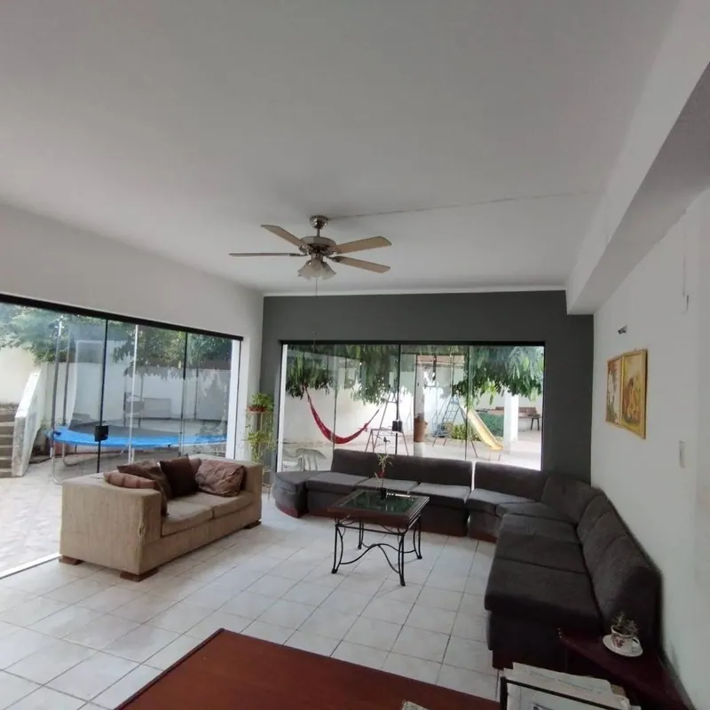 Casa con departamento independiente en venta en la Av. San Aurelio: foto 3 de 10